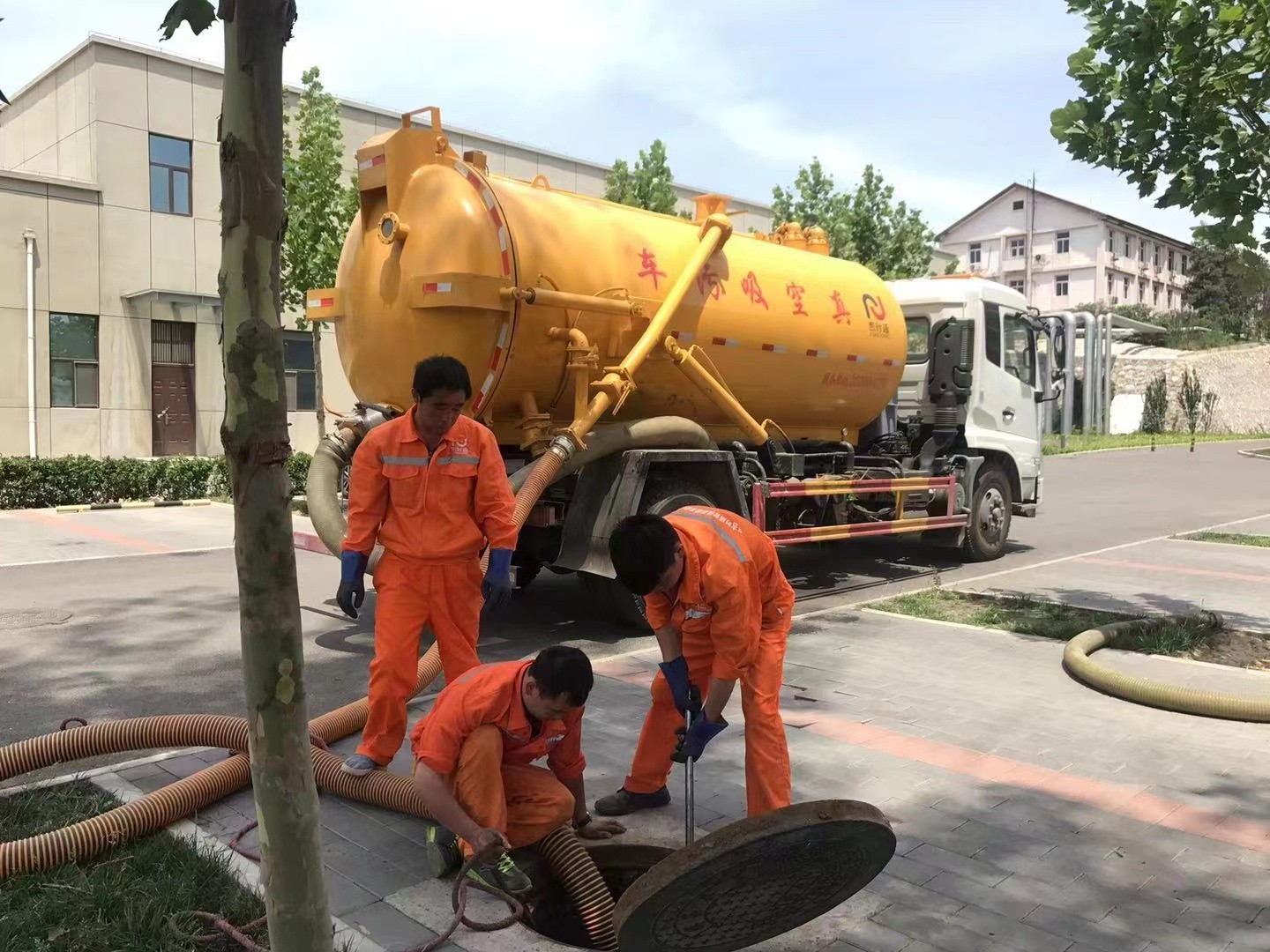 巨鹿化粪池清理与5-8吨吸粪车施工效率分析